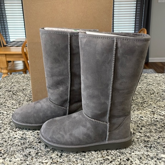 🎉HOST PICK🎉 UGG Classic Tall (Big Kid 5) - Picture 5 of 7